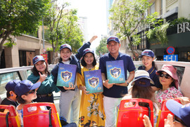 Huỳnh Anh Tuấn, Vân Trang và mẹ trải nghiệm chuyến xe của Anlene Total 10