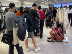 Vạ vật, xếp hàng cả tiếng đồng hồ mua đồ hiệu giảm giá Black Friday ở Hà Nội