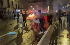 Bạo loạn và đốt phá bao trùm Dublin sau sự cố đâm dao hàng loạt