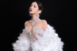 'Mỹ nhân Tân Cương' Cổ Lực Na Trát kiêu sa với đầm của NTK Phạm Đăng Anh Thư