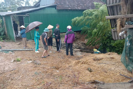 Hố tử thần rộng 15m2 'nuốt' vườn nhà dân ở Hà Tĩnh