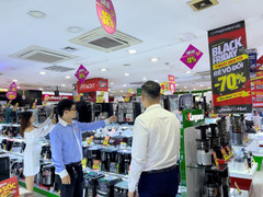 Siêu thị điện máy giảm “khủng” đến 70% hút khách mua sắm ngày Black Friday