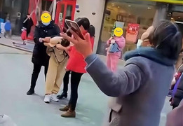 Đi trông cháu rồi về nhà bất ngờ, người phụ nữ U60 chết đứng vì cảnh trong phòng