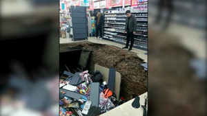Hố tử thần 'nuốt chửng' người và hàng hóa trong siêu thị