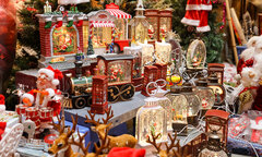 Đồ trang trí Noel 2023 bán tràn ngập, phố Hà Nội rực rỡ sắc màu