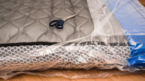 Có nên xé màng nhựa của đệm mới mua?