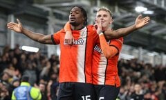 Đội bóng nghèo nhất Premier League tạo cột mốc lịch sử 