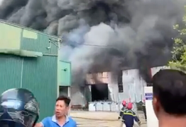 Một công ty chứa hoá chất ở Hải Phòng cháy lớn