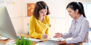 Gửi tiết kiệm ngân hàng hay mua bảo hiểm có lợi hơn? 