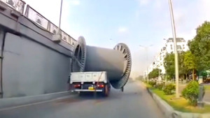 Chở hàng cồng kềnh, xe tải va vào chân cột đèn trên cầu vượt