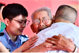 Cụ ông 90 tuổi tìm thấy con trai sau 58 năm nhờ ADN