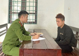 Bắt giữ tên cướp giật điện thoại, trốn trong rừng sâu