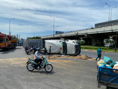 Xe container lật ngang, dầu nhớt tràn ra khiến quốc lộ 13 kẹt cứng