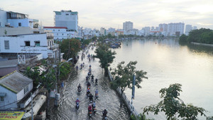 Triều cường khiến đường biến thành sông, chủ hàng quán TP.HCM thở dài vì ế ẩm