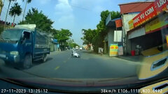 Vượt ẩu, nam sinh đầu trần ngã nhào trước đầu ô tô 