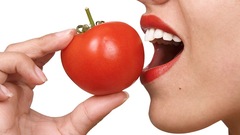 Cách làm trắng răng bằng cà chua