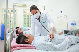 Bệnh viện kín giường vì sốt xuất huyết