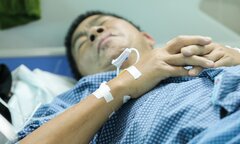 Người đàn ông bị sốt xuất huyết 'hành' đến chảy máu dạ dày