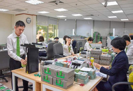 Lãi suất liên tục giảm, người dân vẫn dồn tiền gửi vào ngân hàng