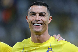 Ronaldo xin trọng tài hủy phạt đền, từ chối cơ hội ghi bàn
