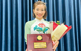 Nguyễn Thị Oanh diện áo dài, khoe giải thưởng Phụ nữ Việt Nam