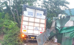 Xe tải đâm sập nhà dân khiến một cụ bà tử vong