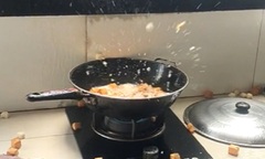 Nhà bếp 'tan hoang' khi gái đoảng rán đậu