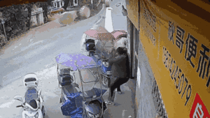 Đứt dây buộc, 6 cuộn giấy khổng lồ 'càn quét' hàng loạt phương tiện