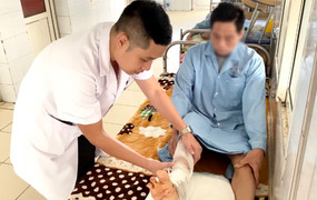 Hoại tử chân sau 20 năm bị rắn cắn