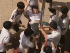 Nam sinh lớp 8 bị bạn thúc vùng kín vào cột: Phê bình hiệu trưởng