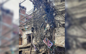 Thợ điện nhìn thấy cảnh này chắc chỉ muốn bỏ nghề 