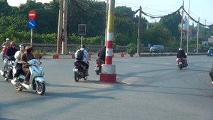 Cột bê tông mọc giữa đường, mối hiểm họa tiềm tàng