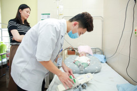 Bé sơ sinh bị muỗi đốt vào trán, 2 ngày sau phải nhập viện gấp