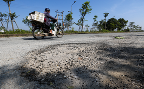 Ổ voi, ổ gà 'giăng bẫy' người dân trên tuyến đường 173 tỷ đồng ở Hà Tĩnh 