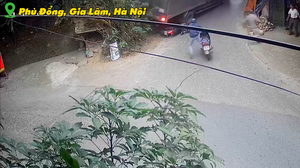 Thót tim cảnh xe tải tuột dốc, người đi xe máy vứt phương tiện chạy thoát thân