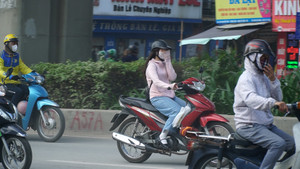 Bịt mũi, che mặt vượt cung đường bụi ở Hà Nội