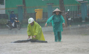 Mưa như trút nước, nguy cơ cao xảy ra lũ quét và sạt lở ở 7 tỉnh miền Trung
