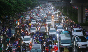 Đường phố Hà Nội hỗn loạn từ sáng đến tối vì mưa, người dân chật vật di chuyển