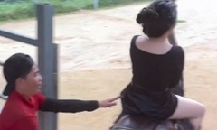 Gái xinh lần đầu cưỡi đà điểu và cái kết hết hồn