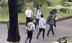 Đứng ở sân trường chào từng học sinh, hiệu trưởng ở Huế nhận cơn mưa lời khen