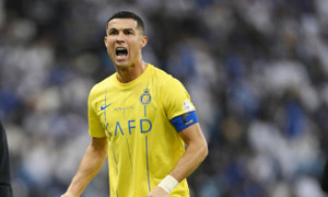 Ronaldo đổi thái độ khi fan hô vang 'Messi'