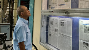 Thú vui 'đọc báo đứng' của người Hà Nội