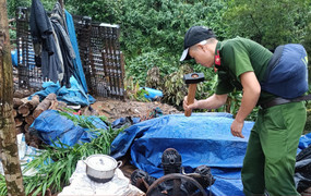 Phá hủy 20 lán trại của 'vàng tặc' ở thủ phủ vàng Bồng Miêu