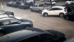 Tài xế bực bội tông xe bán tải chiếm hai chỗ trong bãi đậu xe