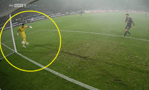 Thủ môn tự sút tung nóc lưới đội nhà tại giải Đức