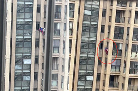 Quên chìa khóa, bà lão trèo cửa sổ vào nhà và bị treo lơ lửng ở tầng 14