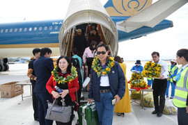 Vietnam Airlines đưa những hành khách đầu tiên 'xông đất' sân bay Điện Biên mới