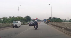 Ô tô biển xanh chạy ngược chiều ở quốc lộ 38: UBND thị xã nói xe được đưa đi sửa