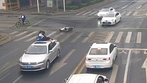 Phóng xe máy vượt đèn đỏ, hai nữ sinh nằm gọn trên nóc ô tô