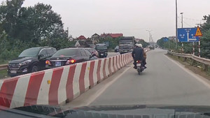 Ô tô biển xanh ngang nhiên chạy ngược chiều trên quốc lộ